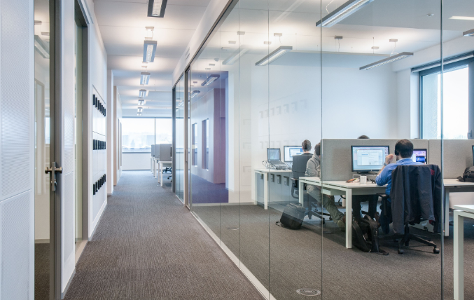 上海辦公室裝修走道墻壁用透明玻璃是否可以 上海辦公室裝修走道墻壁用透明玻璃是否可以