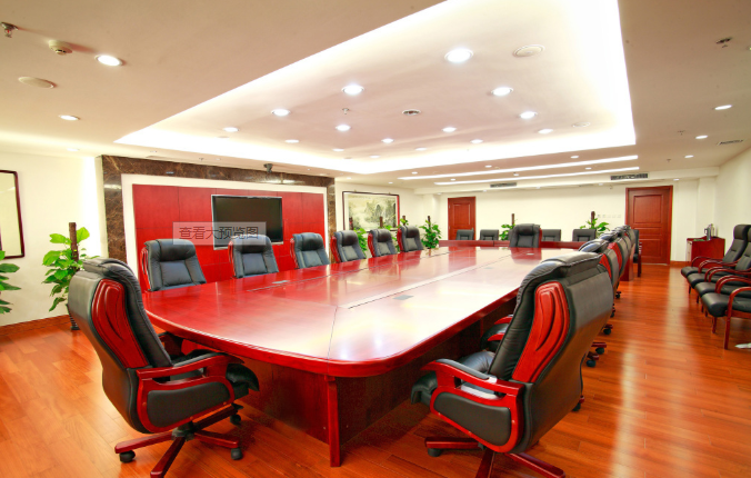 紅色桌子在上海辦公室裝修中的會議室中的應用與優(yōu)劣