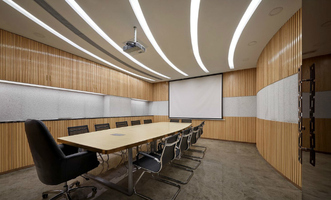 辦公室裝修設計:會議室選擇方形吸頂燈的效果分析