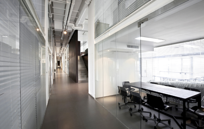 辦公室裝修設(shè)計(jì)：如何選擇既實(shí)用又美觀的更衣柜？