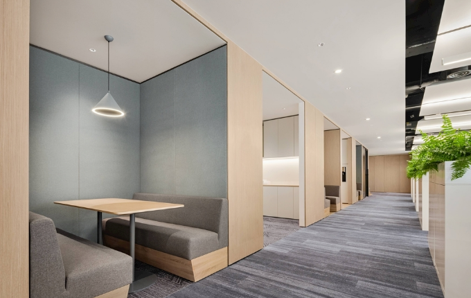 辦公室裝修設(shè)計(jì)：淺黃色地坪漆，打造溫馨高效工作空間